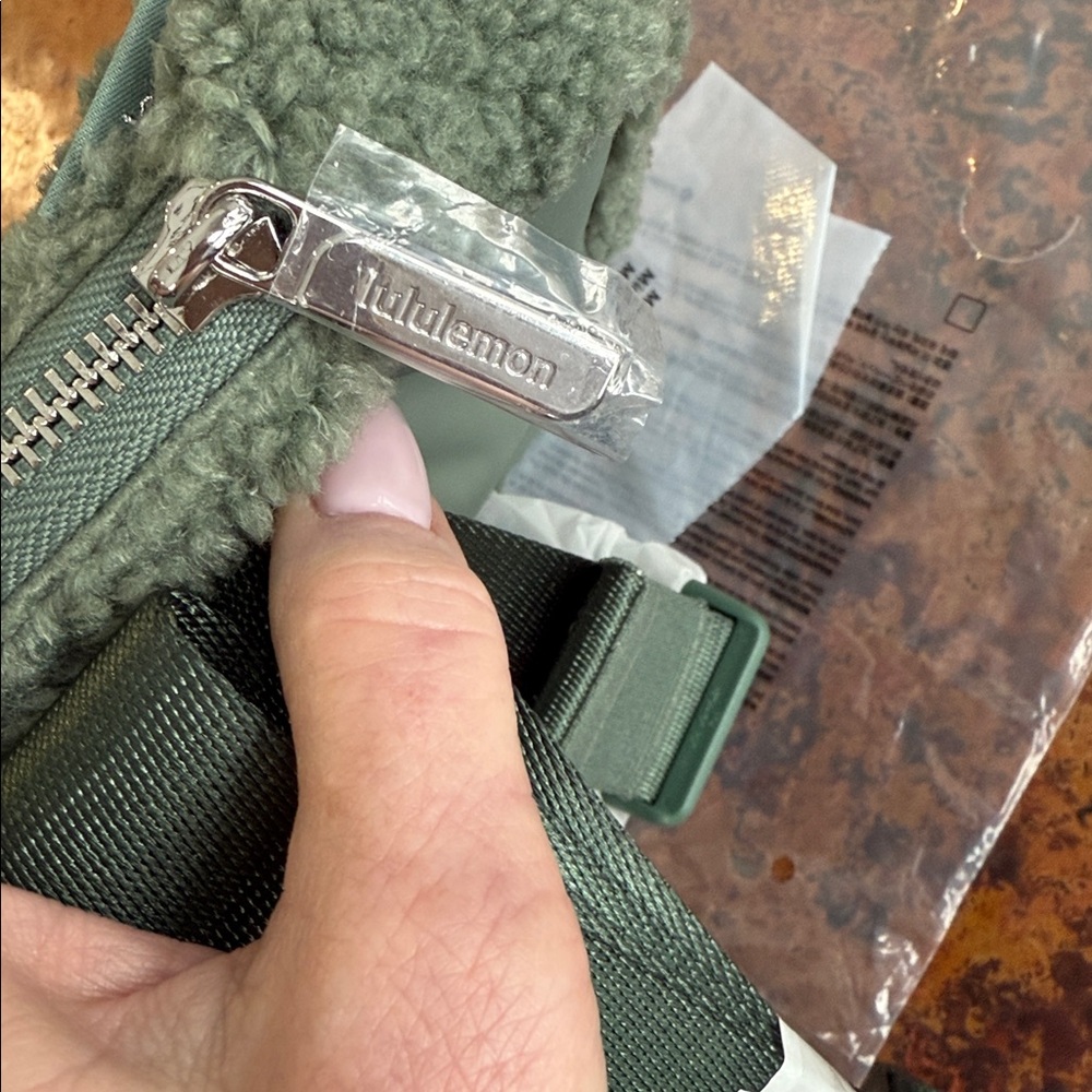 Lululemon Everywhere Fleece Belt Bag Crossover Bag in Gray Eucalyptus/Silver-1L - Picture 7 of 9